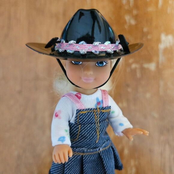 Small Cowgirl Barbie Chic Boutique 2006 - Picture 2 of 7